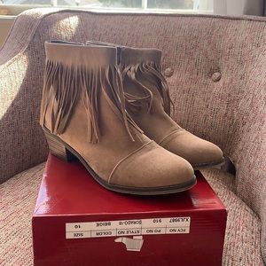 Beckelles beige fringey boots size 10